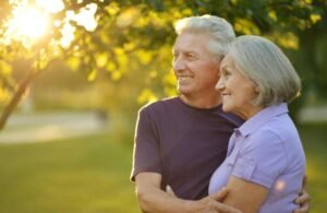 As 5 linguagens do amor para lidar com os pais idosos No universo das relações humanas, compreender as nuances de como expressamos e recebemos amor é fundamental. Gary Chapman, em seu livro "As Cinco Linguagens do Amor", desvenda o mistério por trás da comunicação afetiva e eficaz entre indivíduos. Você já pensou em como essas linguagens podem ser traduzidas no cuidado com nossos pais idosos? Nessa foto tem um casal de idosos num parque ensolarado