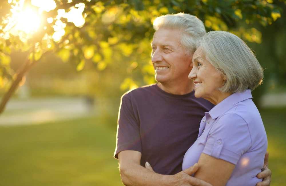 No universo das relações humanas, compreender as nuances de como expressamos e recebemos amor é fundamental. Gary Chapman, em seu livro "As Cinco Linguagens do Amor", desvenda o mistério por trás da comunicação afetiva e eficaz entre indivíduos. Você já pensou em como essas linguagens podem ser traduzidas no cuidado com nossos pais idosos? Nessa foto tem um casal de idosos num parque ensolarado