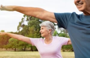 Atividades Motoras para Idosos. Foto de uma senhora fazendo atividades no parque.