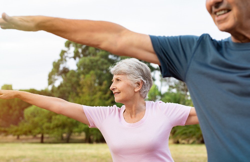 Atividades Motoras para Idosos. Foto de uma senhora fazendo atividades no parque.