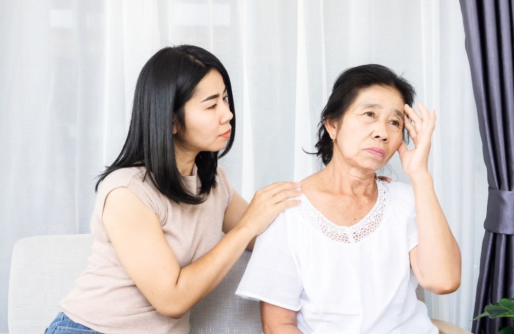 Depressão em pais idosos é uma condição que pode afetar significativamente sua qualidade de vida e bem-estar emocional. A foto tem uma filha carinhosa preocupada com a mãe.