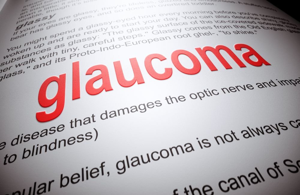 Glaucoma em idosos. Glaucoma escrito em vermelho numa folha de papel.