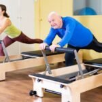 Foto de um senhor idoso praticando pilates