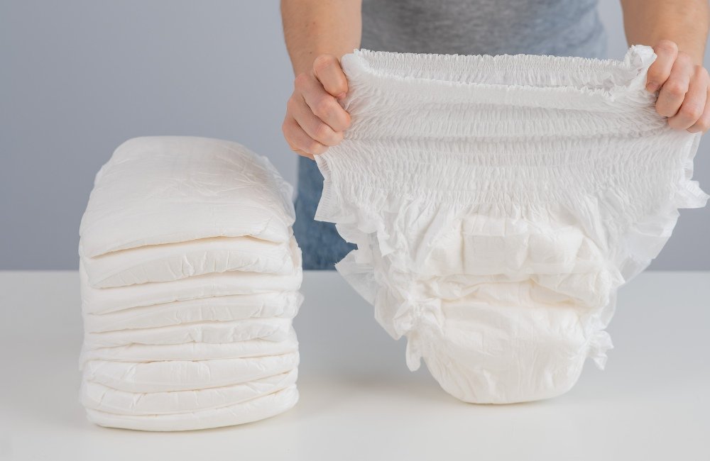 Tena Pants confort. Foto de uma roupa intima descartável demonstrada por uma pessoa.