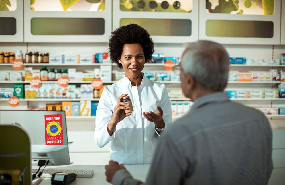 Idoso pegando medicação na farmácia que está cadastrada no programa farmácia popular medicamentos.